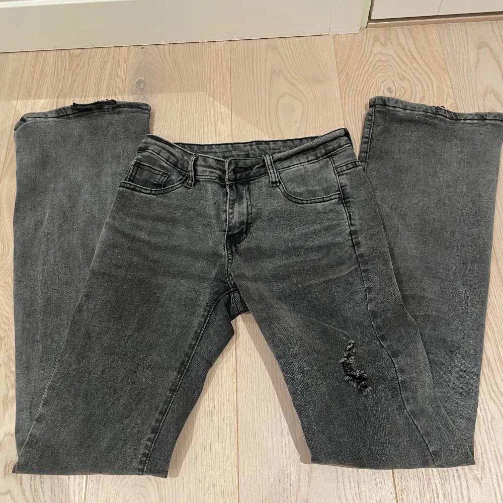 Säljer dessa gråa/ svarta jeansen pga att de inte kommer till användning längre. De är i fint skick, bara attdomcärclite slita längst ner pga att dom har varit lite för långa.. Jeans & Byxor.
