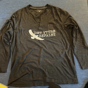 48. Grå det yttre befälet Långarmad tröja XXL - Det yttre befälet Merch gjord av bandet själva. Långarmad tröja i bra skick.