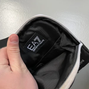 Ea7 väska ny skick  - Säljer nu denna axel väska som är i jätte bra skick och inte armvänd mycket alls! Ny pris = 599 säljer för 180kr