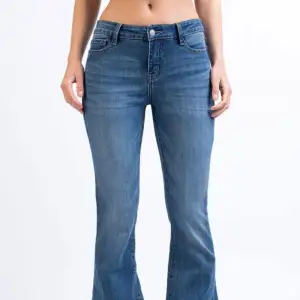 Ett par utsvängd mid waist jeans från Madlady i fint skick, jätteskönt material. I storlek 36 tall