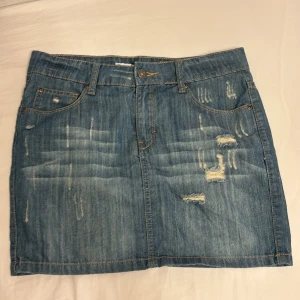 Snygg lågmidjade Jeans kjol - Så snygg mini jeans kjol säljer då den tyvärr ej passar mig. Midjemått ca 38 cm!