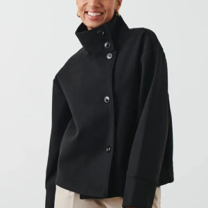 Superfin kappa  - Säljer en helt nya kappa från Gina tricot den är aldrig använd skicka för fler bilder passar perfekt nu till våren 