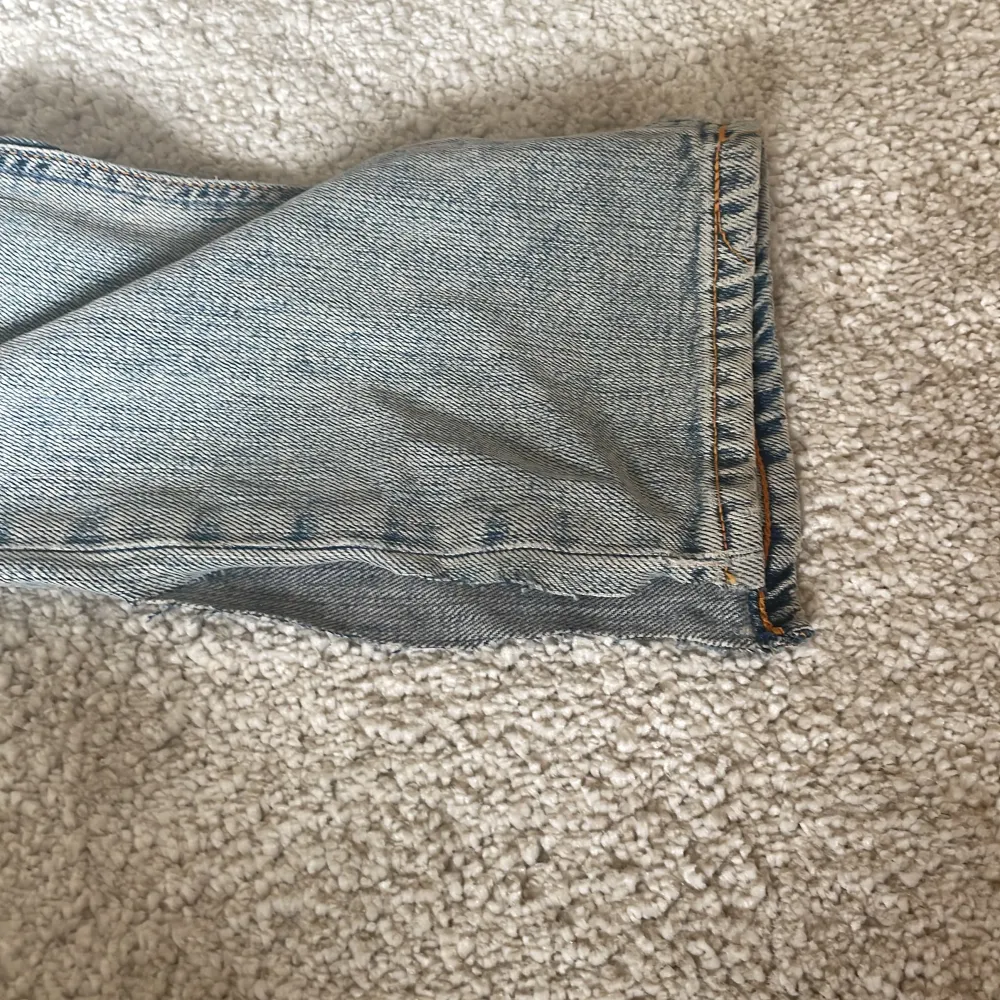 Supersnygga lowwaist jeans med den perfeka färgen💕 Köpta secondhand så är uppklippta nedantill (sista bilden)💓 Midjemått: 35 cm. Jeans & Byxor.