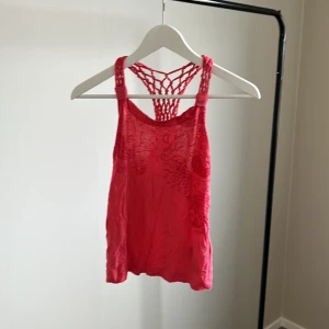 Linne - Väldigt somrigt fin linne i bra skick. De står storlek L i linnet men skulle mer säga att linnet är storlek S 