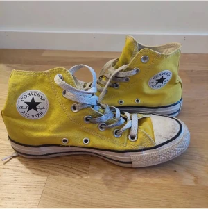 Gula Converse  - Gula Converse All stars, strl 36,5. Använda men ändå i fint skick! Skulle få en uppfräschning bara av att få ett par nya skosnören☺️