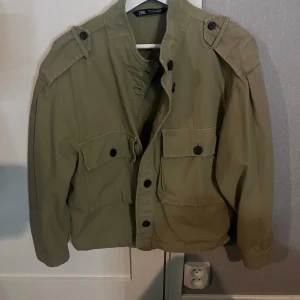 Jättefin jacka  - Jacka från Zara, väldigt fin och bra skick. 