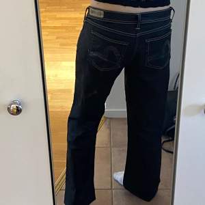 Så snygga baggy jeans från Evisu x Puma, köpta second hand men i superbra skick🌸 jag är en S/M och är 170 cm lång, de sitter ganska baggy på mig så brukar oftast ha bälte 🫶🏻