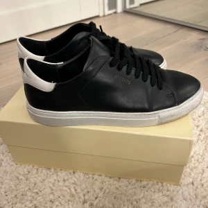 Axel arigato skor - Ett par Arigato skor i strl 39. Går att tvätta renare än på bilden. Säljs inte längre men nypris är 2400 mitt pris 1000 men priset går absolut att diskutera 