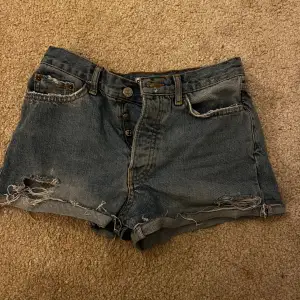 Jeans shorts med slitna detaljer från Gina tricot! Använda men i väldigt bra skick