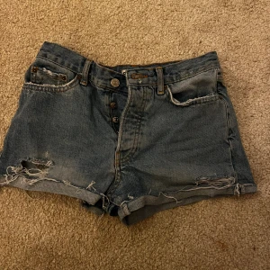 Jeans shorts - Jeans shorts med slitna detaljer från Gina tricot! Använda men i väldigt bra skick