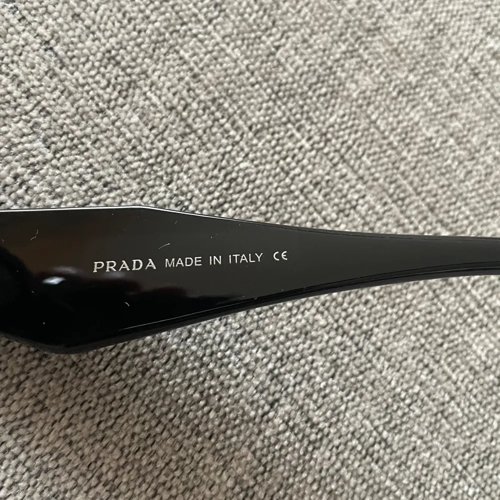 Säljer dessa minimalt använda Prada solglasögonen, de har inga repor eller skador. Övrigt.