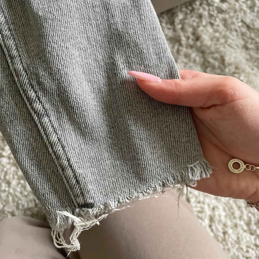 Hej! Säljer mina gråa Zara jeans då dom inte passar mig längre. Dom är i jätte fint skick, de har hål på knäna och är i strl 36☺️jag använder mig inte utav köp nu funktionen så ingen klickar på den. Jeans & Byxor.