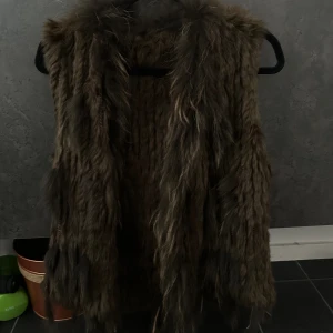 Väst - Så snygg päls väst i mörk brun😍 den är tunn vilket blir så snyggt över en tröja eller stickad tröja🤩