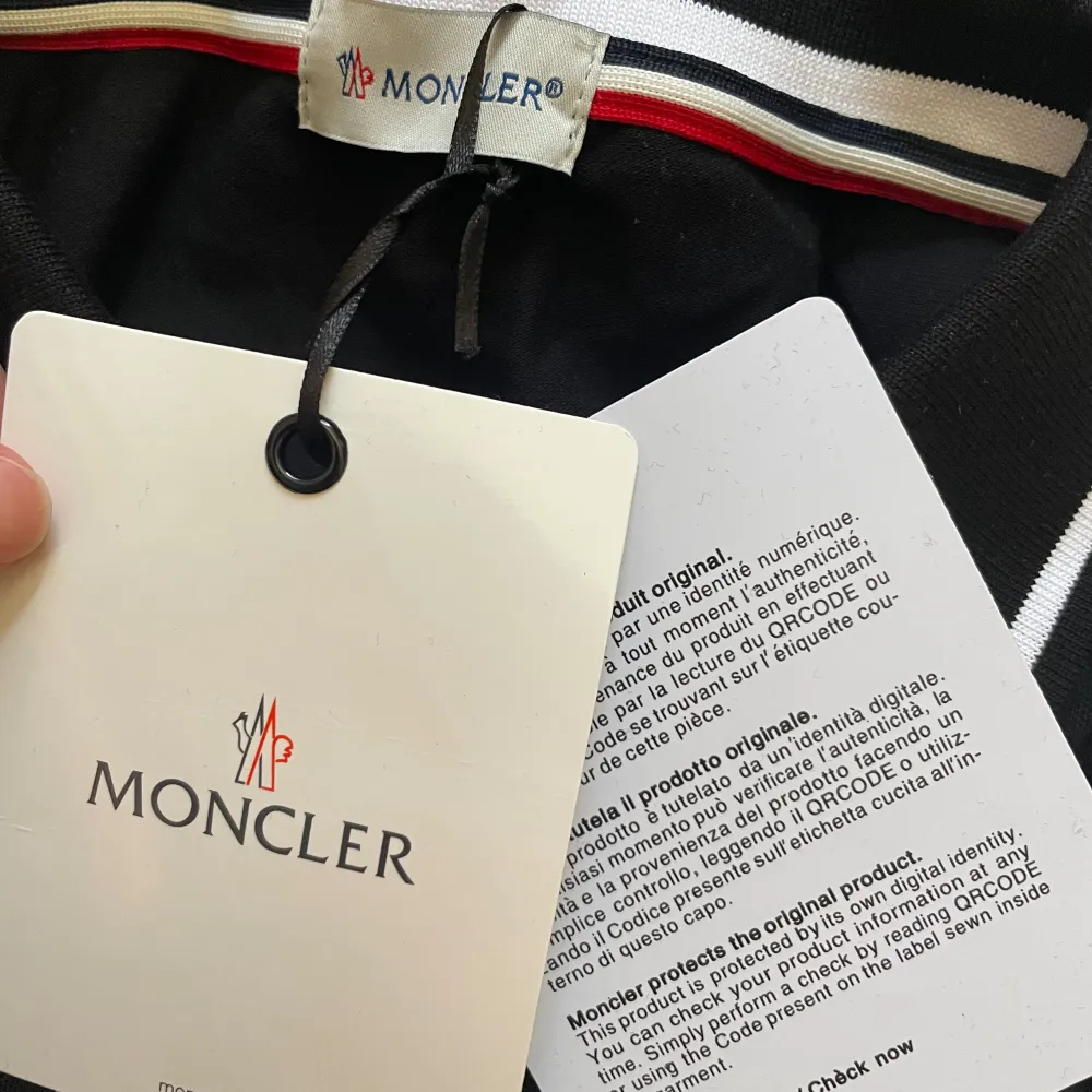 Helt ny Moncler polo shirt som inte har använts förut Säljs pågrund av fel storlek  Är storlek M men passar S. Tröjor & Koftor.