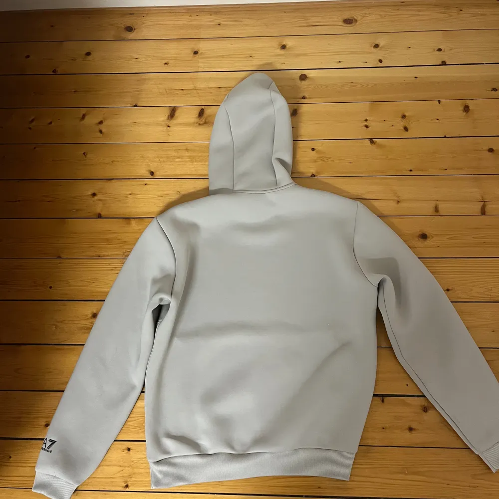 Ljus grå emporio armani hoodie med oversized fit. Storleken är S men passar även till M. 100% äkta köpt i italien. Extremt bra skick. Har bara använts ett fåtal gånger. Originalpris 1300:-. Pm för mer info och bilder. Pris kan diskuteras. . Hoodies.