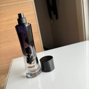 Armani code parfym 100 ml dam - Emporio armani code parfym 100 ml för damer, 85% kvar typ. Väldigt lite använd, se bilder. Ute på fler sidor🌸✨