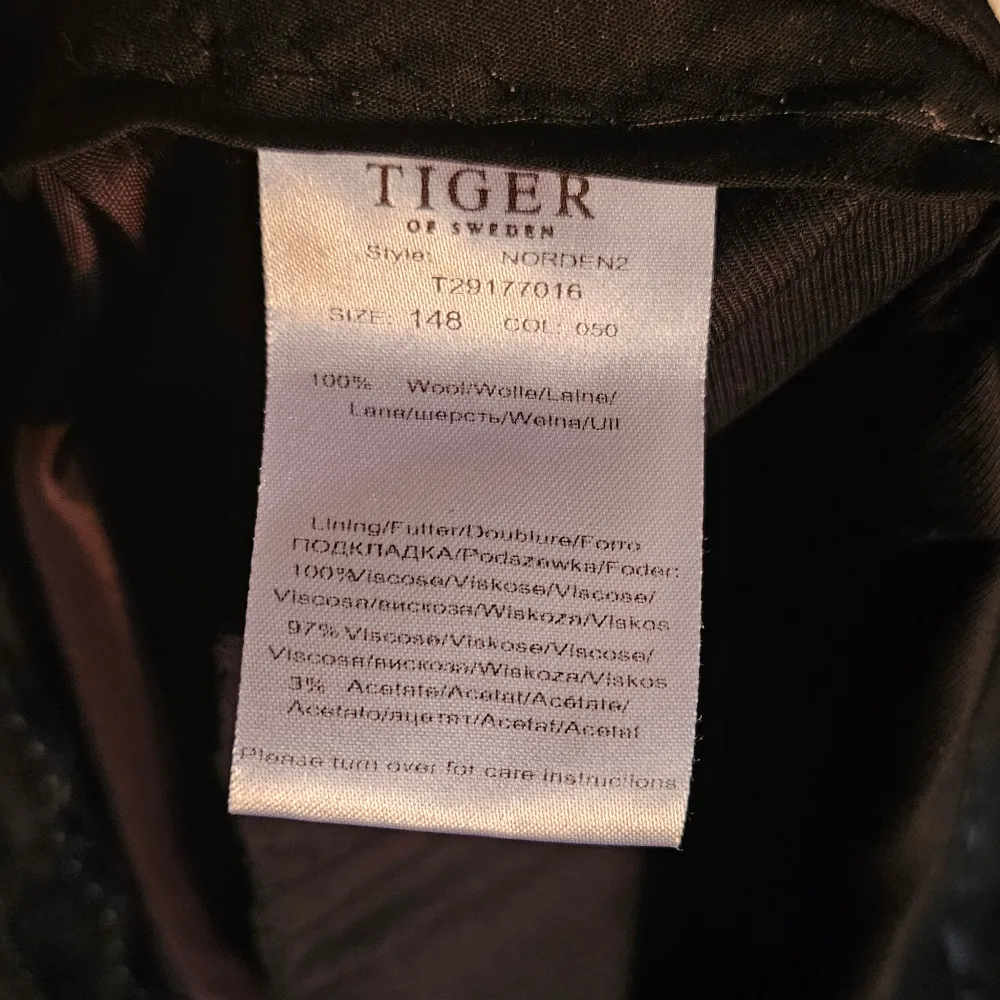 Kostymbyxor Herr från Tiger Of Sweden                     Storlek 148 - midja 84cm och innerben 87cm  Tveka inte på att höra av dig vid frågor 🤠. Jeans & Byxor.