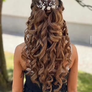 Löshår  - Säljer nu mitt löshår då jag endast använde det till balen och är numera blond. Håret är 60cm, äkta och från rapunzel. Det är klipps så är väldigt enkelt att sätta i! Min frisör beställde detta åt mig för 4000kr.