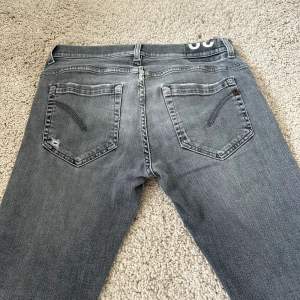 Tjena! Säljer dessa riktigt schyssta Dondup jeans i storlek 30. Nästan aldrig använda så väldigt bra skick. Tveka inte på att höra av er vid fler frågor eller funderingar!🙌🏽