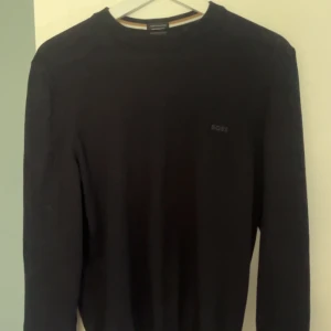 BOSS stickad tröja, blå - Tröjans storlek är Small. Original pris: 1299kr. Skick: 9/10 sparsamt använd. 