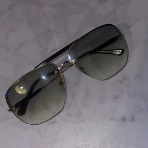 Tom Ford solglasögon - Säljer dessa Tom Ford solglasögonen i helt okej skick mycket kvar att ge