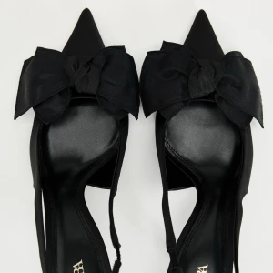 Klackskor med rosett - Slutsålda klackskorna från zara med rosett där framme. Lite skavda vid den ena klacken men det stör inte funktionen något, annars är dem som nya🌸 Klackhöjden är 8cm och storleken 36 men jag skulle säga att dem passar en 37 bättre🌸