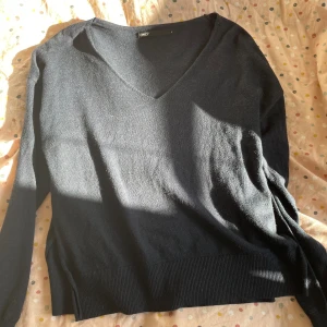 Fin stickad tröja  - Marinblå tröja från only  Har slits på båda sidorna  Priset går att sänka 