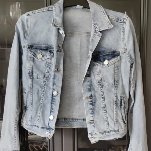 Ljusblå Jeansjacka - En ljus jeansjacka i fint skick. Knappt använd.