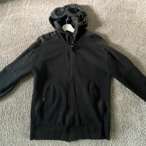 Cp Company Zip Hoodie - Bra skick, köpt för 2500 i butik. Storleken är i S. Skicka för fler bilder. Pris går att diskuteras.