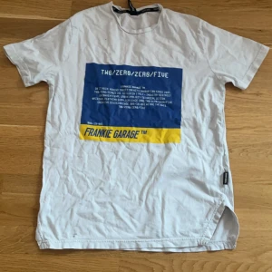 Vit t-shirt med tryck - Köpt sommaren 2021 i Italien i en butik som heter Frankie Garage, säljer då den inte kommit till användning efter den sommaren😭 Storleken är XS men sitter som S eller typ M (modellen passar bäst mellan åldrar 11-14 skulle jag säga).
