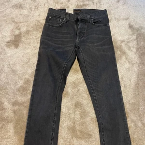 Nudie Jeans - Hej! Säljer nu ett par helt nya Nudie jeans. Skick 10/10 helt oanvända. Ny pris 1299kr. Mitt pris 500kr. Tveka ej att höra av dig vid funderingar. Hörs snart!