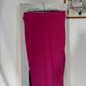 Jättefin stickad kjol i en underbar rosa färg💐🧚🏼‍♀️ passar även S.