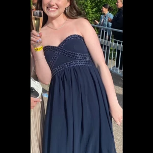 Marin blå balklänning - Säljer denna super fina bandeu balklänningen! Älskar den men kommer inte komma till mer användning! Använd 1 gång🫶