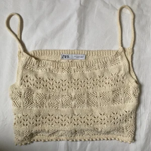 Virkad beige spetstopp - Bomullstopp från Zara i mycket bra skicka. Storlek M men passar även som L. Perfekt inför sommaren!☀️