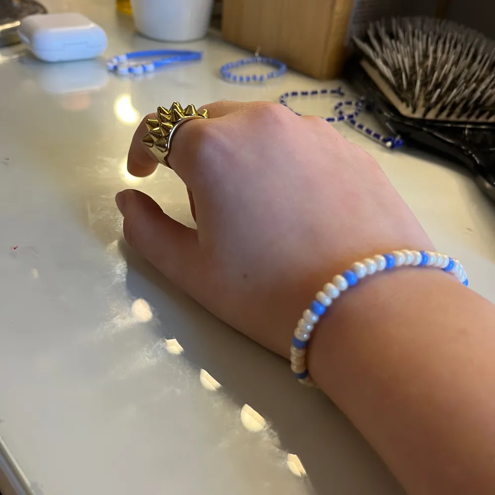 Fint armband min lillasyster tillverkat💗 Hjälper henne sälja dom!❤️ Dom passar perfekt till sommarn 💗. Accessoarer.