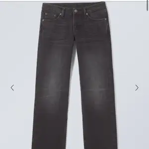 Svarta lowwaist straight jeans från weekday, ofta slutsålda