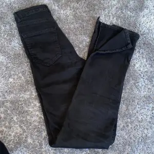 Svarta Molly straight jeans från Ginatricot och har slitsöppning vid ankeln. Storlek S. Köptes för 399 kr och säljer för 100kr.