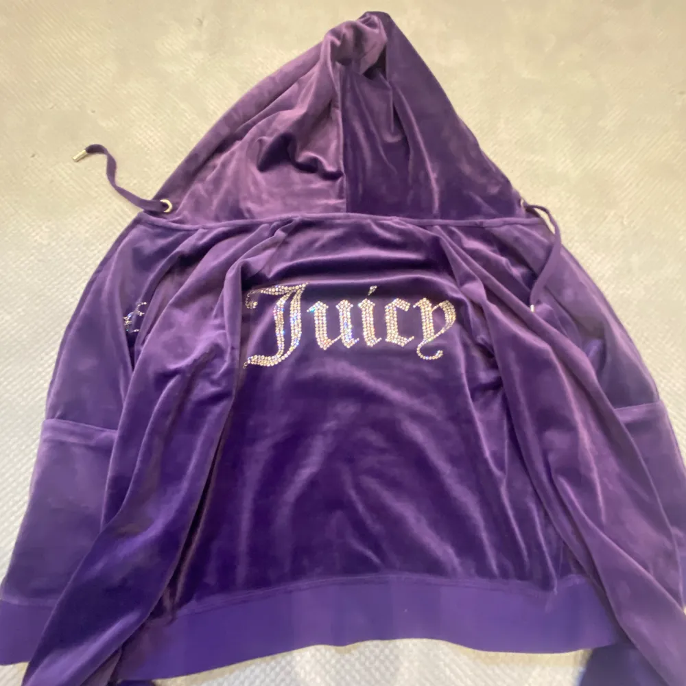 Jätte fin Juicy Couture tröja i storlek XS  Använd cirka 5 gånger 💜Fint skick! Skriv till mig om ni är intresserade! 🙌🏻 köpte den för 750kr! Köparen står för frakten 💜. Tröjor & Koftor.