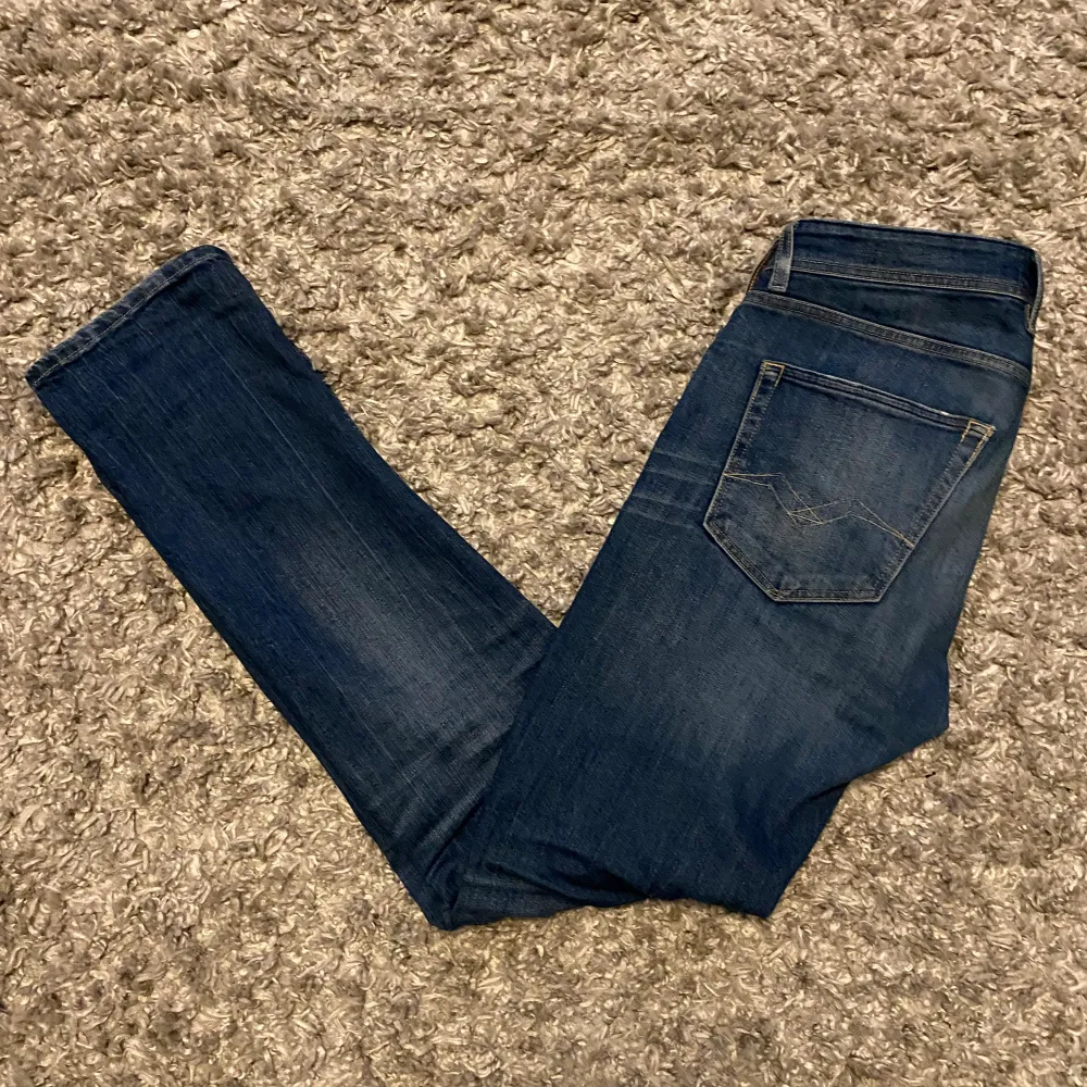 Säljer dessa skitsnygga Replay jeansen - inga synliga tecken på användning - skick 8/10 - hör av dig vid funderingar!. Jeans & Byxor.