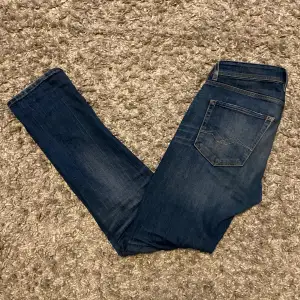 Säljer dessa skitsnygga Replay jeansen - inga synliga tecken på användning - skick 8/10 - hör av dig vid funderingar!