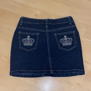 Y2k kjol - Jättefin kjol, köpt second hand, som tyvärr var för liten för mig så jag har bara testat den en gång. Den är i jättefint skick, nästan nyskick.