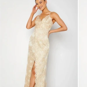 Balklänning champagne färg  - helt ny och oanvän, köpt för 1400 säljer för 950 Champagne färgad Balklänning, med slits