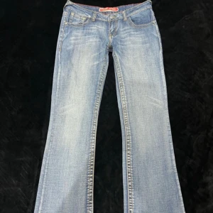 Low waisted jeans bootcut  - Assnygga jeans! Passar S-M. Skulle säga att dom är aaaaningen mörkare i verkligheten. Midjan är 41 cm rakt över!