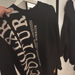 Stickad Sweatshirt - Säljer denna stickade sweatshirten, klass kvalite. Inga skador eller defekter! Pris kan diskuteras 