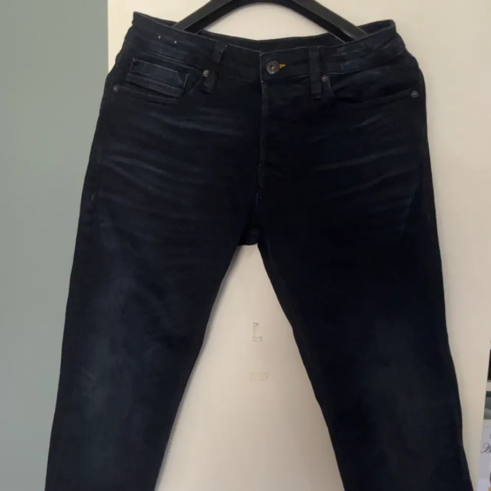 Sjukt snygga premium jeans från jack and Jones. Nyskick, används fåtal gånger. Original pris: 999kr. Hör av dig vid frågor!. Jeans & Byxor.