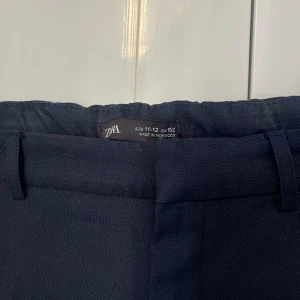 Mörkblå Kostym byxor - Storlek: 11-12 år 152cm Färg: Mörkblå