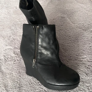 Svarta pumps - Svarta pumps med killlack 8 cm. Strl 38 VOX tofflor strl 38 Paketpris för båda skorna 350kr  