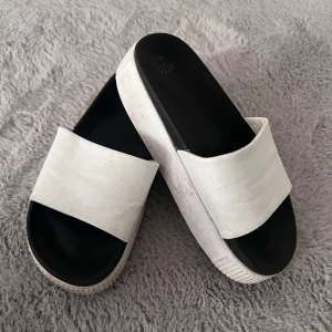 Vita tofflor  - VOX tofflor med platå.  Svarta pumps med hög kilklack. 8 cm.  Paketpris för båda skorna 350kr