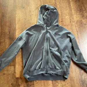 Hm zip hoodie  - Hej, Hm zip hoodie aldrig använd billigt pris är kill hoodie men passar nog tjejer också eftersom den är baggy/loose fit✅📦