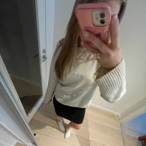 Tajt kort kjol  - Tajt svart kort kjol💘Så snygg! Använd några gånger men inga defekter eller liknande💗 Super fin nu till sommaren!🥰